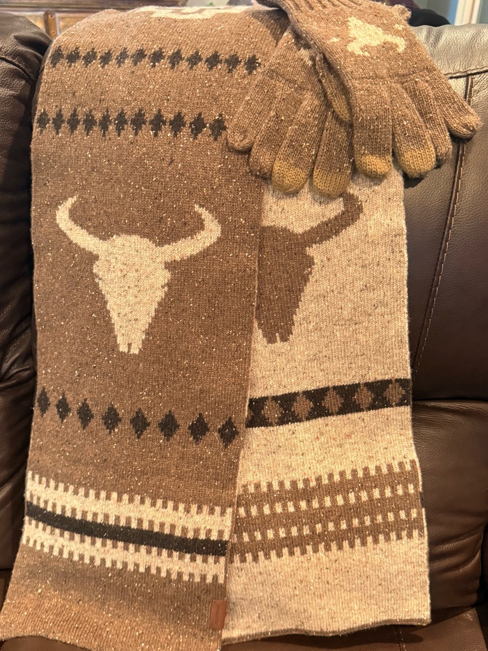 PENDLETON!! 🔥 Brown and Cream Southwestern Skull Knit Scarf with Gloves